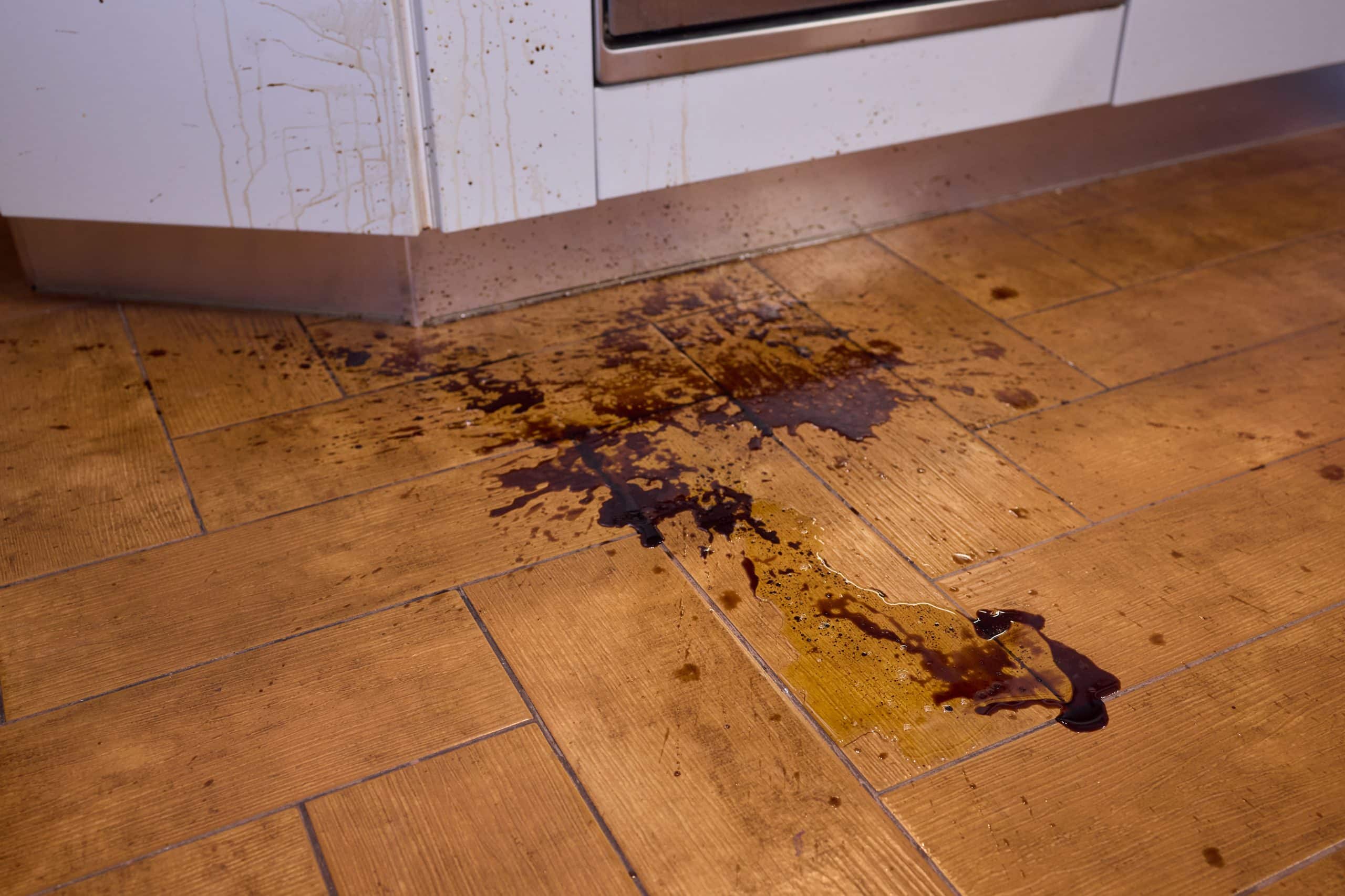 metodo di pulizia olio versato sul pavimento