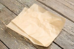 carta da forno per rimuovere il calcare.